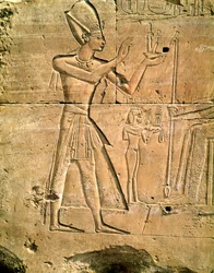 Relief som visar Tuthmosis III (ca 1479-1425 f.Kr.) som ger ett offer till en sittande gud, New Kingdom