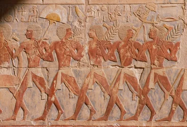 Relief som visar en parad till gudinnan Hathors ära, från Hatshepsuts bårhustemplet (ca 1503-1482 f.Kr.) New Kingdom (målad kalksten) (se även 226168)