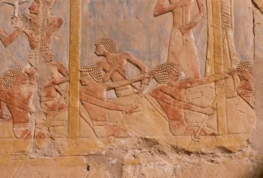 Relief föreställande män som ror på en båt, vägg dekorerad för att hedra gudinnan Hathor, detalj, från Hatshepsuts bårhustemplet (ca 1503-1482 f.Kr.) Nya kungariket (målad kalksten)