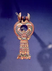 Höger örhänge från ett par örhängen med en blåfågel, från Tutankhamons grav, Konungarnas dal, Thebe, ca 1347-37 f.Kr. (guld och smält glas) (se även 344028)