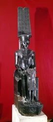 Sittande staty av guden Amon som skyddar Tutankhamon, Nya kungariket, ca 1336-1327 f.Kr. (granit)