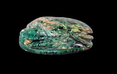 Sidovy av en äktenskapsskarabé av Amenhotep III (ca 1417-1379 f.Kr.) och drottning Tiye, Nya kungariket, ca 1391-1353 f.Kr.