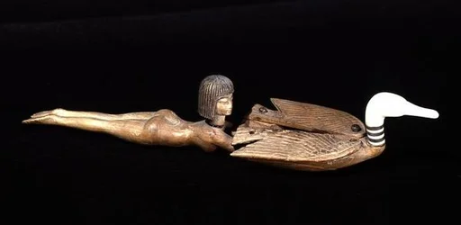Sked med tillplattat handtag i form av en simmare, New Kingdom, c.1400 f.Kr. (trä & elfenben) (se även 110870)