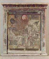 Stela föreställande Aten som ger liv och välstånd åt Amenophis IV (Akhenaten) (ca 1352-1336 f.Kr.), hans fru, Nefertiti och tre av deras döttrar, från Tell el-Amarna, Nya kungariket, ca 1353-1337 f.Kr.