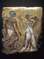 Strosa i trädgården, relief föreställande Tutankhamon och hans fru, Ankhesenamun, Nya kungariket, ca 1330 f.Kr. (målad kalksten)