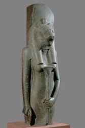 Gudinnan Sekhmet håller en spira i form av en papyrusstjälk...