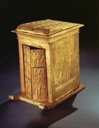 Tutankhamons gyllene helgedom (ca 1370-1352 f.Kr.) Nya kungariket (trä överdraget med gesso täckt med guldplåt) (se även 227986)