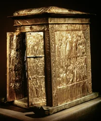 Tutankhamons gyllene helgedom (ca 1370-52 f.Kr.) Nya kungariket (trä överdraget med gesso täckt med guldplåt)