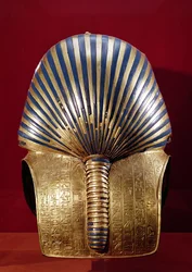 Baksidan av guldmasken, från skatten från Tutankhamon (ca 1370-1352 f.Kr.) Nya kungariket, ca 1340 f.Kr. (guld inlagt med halvädelstenar)