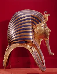 Guldmasken, från Tutankhamons skatt (c.1370-52 f.Kr.) c.1340 f.Kr. (guld inlagt med halvädelstenar) (se 184085 för motsatt sida)