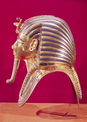 Guldmasken, från Tutankhamons skatt (c.1370-52 f.Kr.) c.1340 f.Kr. (guld inlagt med halvädelstenar) (se 179987 för motsatt sida)