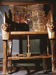 Tutankhamons tron, som visar kungen sittande och drottningen som erbjuder honom en vas, från Tutankhamons grav i Konungarnas dal vid Thebe, ca 1361-52 f.Kr. (förgyllt trä)