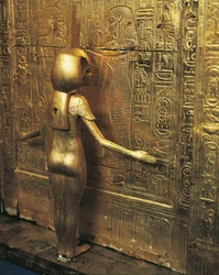 Tutankhamons skatt. Förgyllt skrin med kanopiska burkar eller kanopisk kista. Detalj med gudinnan Selket, Nya riket, XVIII:e dynastin, Egyptisk civilisation