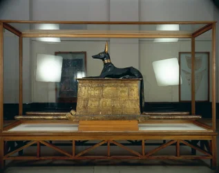 Tutankhamons skatt, trästaty av schakalguden Anubis på en förgylld kista från Nya riket