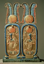 Ogod låda i form av en dubbel kunglig kartusch, från Tutankhamons grav (ca 1370-52 f.Kr.) New Kingdom (guldpläterat trä inlagt med glaspasta)