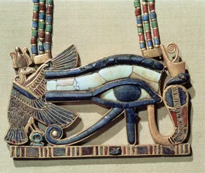 Wedjet eye pectoral, från Tutankhamons grav (ca 1370-52 f.Kr.) New Kingdom (guld cloisonne med glaspasta) (se även 228564)