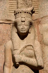 Forntida Egyptens konst (UNESCOs världsarv): Foten av den kolossala statyn av Ramses II (1298-1234 f.Kr.) med sin dotter och fru Bentanta (eller Bent Anath eller Bent Anath). Egypten Karnak, Nilens östra strand