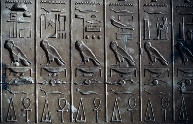 Basrelief med hieroglyfiska reliefer föreställande guden Horus i form av hök och ankh, symbol för livet, Seti I:s tempel eller Abydos stora tempel, Abydos, Egypten, Egyptisk civilisation, Nya riket, XIX:e dynastin