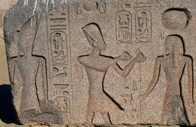 Block med reliefer och inskriptioner av Ramses II, Amuns stora tempel, Tanis, Egypten, Egyptisk civilisation, Nya riket, XIX:e dynastin