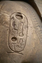 Kartusch på armen, gravyr från Ramses II:s koloss, Memphis (UNESCO:s världsarvslista)