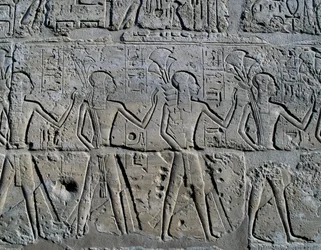 Figurer som symboliserar gruvdistrikt som för sina hyllningar till gud, relief, Ramses II:s innergård, Amuntemplet (Unescos världsarvslista)