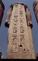 Kolumn med vapen som visar kartuschen av Ramses II (1298-32 f.Kr.) Nya kungariket, ca 1297-1185 f.Kr.