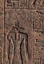 Avbildning av Anubis, detalj av inskription och relief av Anubis och en annan gud, Amenhoteps sarkofag, Memphis (Unescos världsarvslista