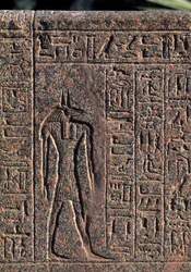 Avbildning av Anubis, detalj av inskription och relief av Anubis och en annan gud, Amenhoteps sarkofag, Memphis (Unescos världsarvslista