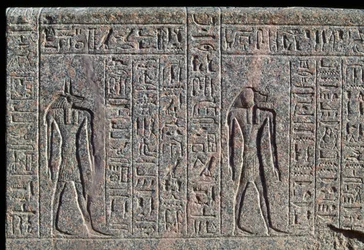 Avbildning av Anubis, detalj av inskription och relief av Anubis och en annan gud, Amenhoteps sarkofag, Memfis, Egypten, Nya riket, XIX:e dynastin