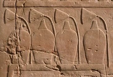 Detalj av en relief föreställande burkar och lotusblommor (kalksten)