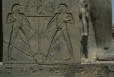 Detalj av en relief föreställande två män (sandsten)