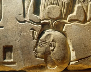 Egypten, Luxor, Antika Thebe, Assasifdalen, fragment av relief föreställande Ramses II och kartuscher