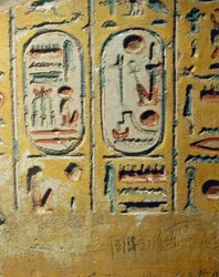 Egypten, Luxor, Forntida Thebe, Assasif-dalen, väggfragment av tempel byggt av Ramses II föreställande faraos kartuscher