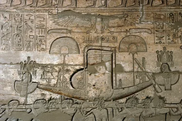Egyptiska antiken: vy av relieferna som representerar processionen av den heliga båten, Memorial Temple tillägnat farao Ramses II (1279-1213 f.Kr.), Ramasseum-platsen (Ramesseum) i Luxor, Egypten.