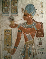 Egyptiska fornlämningar: farao Ramses I (1320-1310 f.Kr.) offrar rökelse och häller vatten vid en ceremoni. Ramses I:s grav, Konungarnas dal, Egypten