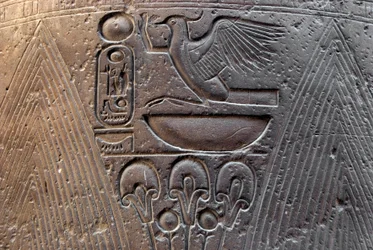 Egyptisk antikvitet: detalj av en relief som dekorerar patronen av farao Ramses II (1292-1186 f.Kr.). Luxors tempel. East Bank (Thebe), Egypten
