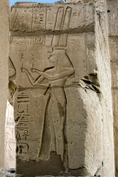 Egyptisk antikvitet: detalj av reliefer som visar gudinnan Hathor som håller systrar i sina händer, begravningstempel tillägnat farao Ramses II (1279-1213 f.Kr.), platsen för Ramasseum (Ramesseum) i Luxor, Egypten.