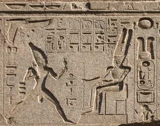 Egyptisk antikvitet: detalj av arkitraven dekorerar representationen av farao Ramses II som hedrar guden Amon och hieroglyfer, tempel för farao Ramses II (1292-1186 f.Kr.) i Luxor. East Bank (Thebe), Egypten