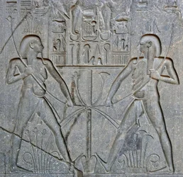 Egyptisk antikvitet: detalj av basen av statyn av farao Ramses II (1292-1186 f.Kr.) som representerar föreningen av övre och nedre Egypten. Luxors tempel. East Bank (Thebe), Egypten