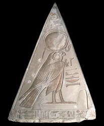 Egyptisk antikvitet: pyramidspetsen av Ramoses kapell dekoree av representationen av Ra-Harakte (Re Harakte) gudomlig av den uppgående solen