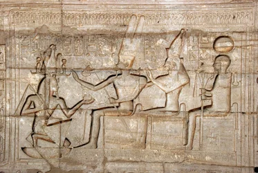 Egyptisk antiken: relief föreställande farao Ramses II framför gudarna från den tebanska triaden, Amon, Mut och Khonsu; Begravningstempel tillägnat farao Ramses II (1279-1213 f.Kr.), platsen för Ramasseum (Ramesseum) i Luxor, Egypten.