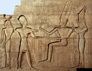 Egyptisk forntid: relief som avbildar farao Ramses II framför två av den tebanska triadens gudomar, Amon och Mut; gravtempel tillägnat farao Ramses II (1279-1213 f.Kr.), Ramesseum i Luxor, Egypten.