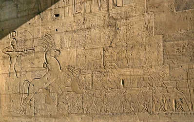 Egyptisk forntid: vy över relieferna som hyllar Ramses II:s bedrifter under slaget vid Qadesh år 1274 f.Kr., gravtempel tillägnat farao Ramses II (1279-1213 f.Kr.), Ramesseumområdet i Luxor, Egypten.