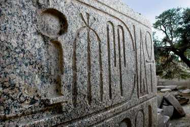 Egyptisk antikvitet: bas för den kolossala granitstatyn av Aswan av farao Ramses II; Begravningstempel tillägnat farao Ramses II