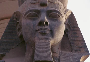 Ansikte på staty av Ramses II sittande, Theban Necropolis (UNESCO:s världsarvslista)