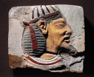 Fragment av dekoration, majolika med huvud av syrisk semitisk fånge