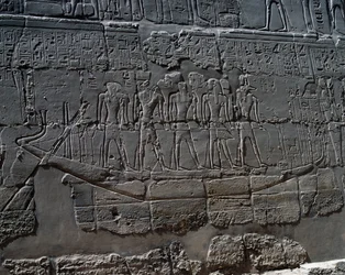 Begravningsbåt, detalj från scener med offergåvor till gudar, relief, innerväggar i Stora hypostylhallen, Karnaks tempelkomplex (Unescos världsarvslista)