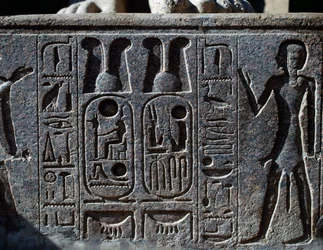 Hieroglyfer, detalj av hov på kolossalstaty av kung, Ramses II:s innergård, Amuntemplet (Unescos världsarvslista)