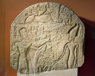 Kalkstensstele föreställande Ramses II som offrar rökelse och papyrus till gudinnan Astarte