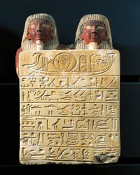 Kalkstensstele av Dydy och hans son Pendua, snickarmästare, med hymn till solguden Ra, från Deir el-Medina